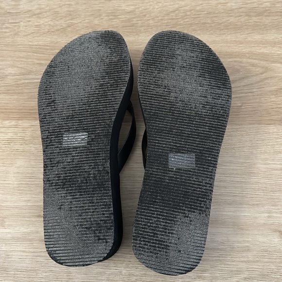 Guess Flip Flops - Picture 7 of 8